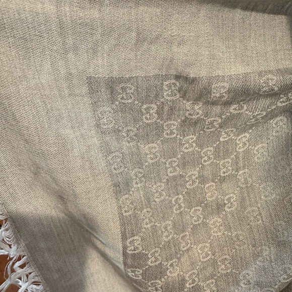 Gucci grey and white large stole cotton/silk blend EUC w/box - Picture 6 of 9
